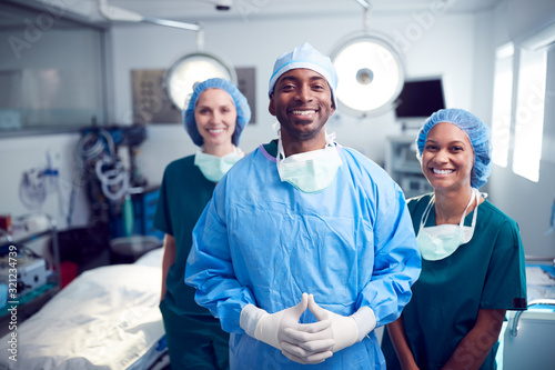 Fotomural Portrait Of Multi-Cultural Surgical Team Standing In Hospital Operating Theater