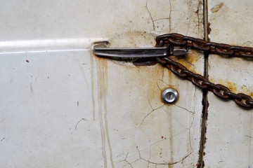 Canvas Print - door of old white car with rusty chain