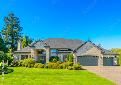 Cuadros en Lienzo Luxury house in Vancouver, Canada.