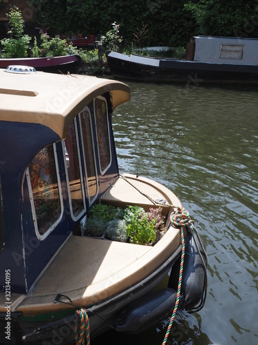 Fotomural The front ,bow, of a widebeam canal boat on the Regents Canal moored near Kings
