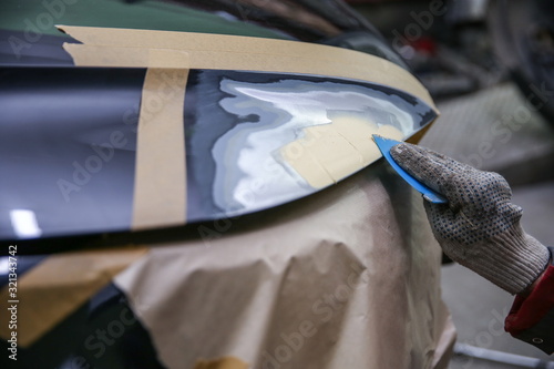 Cuadros en Lienzo local repairing car body with putty close up