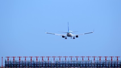 Sticker - 飛行場に着陸直前の飛行機