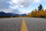 Fototapeta Góry - 紅葉のカナダの道