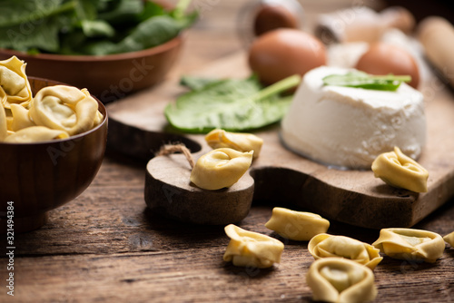 Fotomural Fesh tortellini ravioli on wooden rustic table with spinach and ricotta