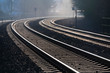 Schienen Gleise Kurve Eisenbahn Strecke Schotter Profil Stahl Rost Schrauben Verkehr Transport Zukunft Nebenstrecke Hauptstrecke Deutschland Sauerland Detail Perspektive