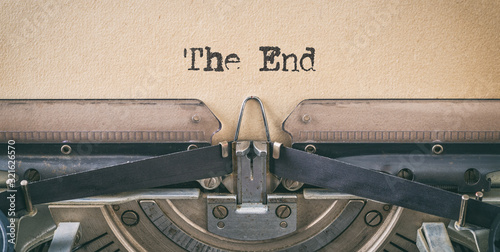 Cuadros en Lienzo Text written with a vintage typewriter - The end