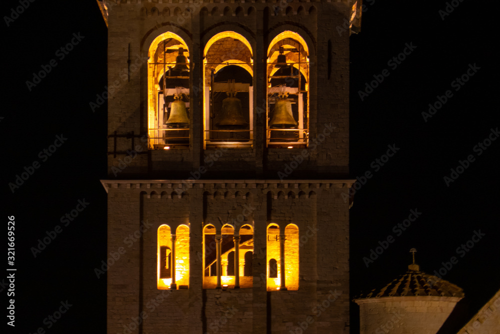La Basilica di San Francesco ad Assisi, Umbria, Italia, al tramonto - obrazy, fototapety, plakaty 