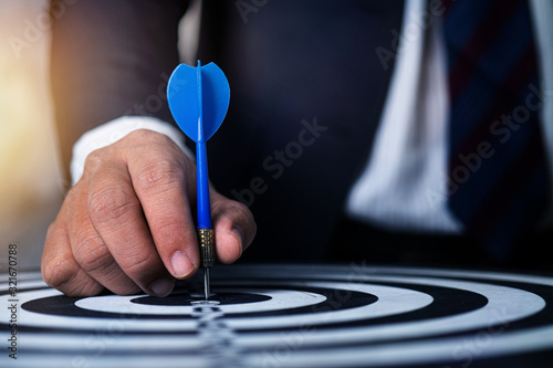 Fotomural target and strategy concept, businessman focus to aim by throwing dart on target