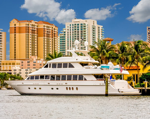 Fototapete - A large white yacht on a canal in front of a condominium
