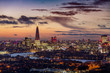 Die markante Skyline von London am Abend mit den beleuchteten Hochhäusern entlang der Themse und zahlreichen Sehenswürdigkeiten, Großbritannien