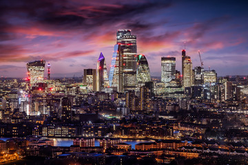 Wall Mural -  Der Finanzbezirk City von London mit den Wolkenkratzern der Banken am Abend nach Sonnenuntergang, Großbritannien 