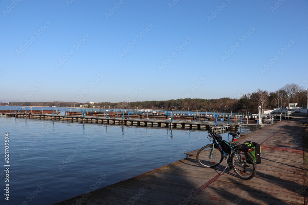 Jezioro Zegrzyńskie, trasa rowerowa, pusty port - obrazy, fototapety, plakaty 