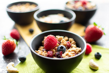 leckeres Müsli im Schälchen. Mit unscharfen, hellen Hintergrund