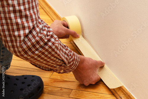 Fotografía House Painter glues masking tape