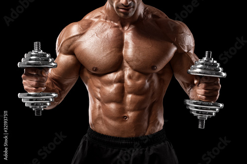 muskularny-mezczyzna-pokazuje-miesnie-i-abs