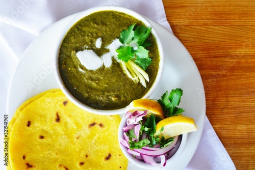 Fotografía A dish of sarson ka saag spinach stew at an Indian restaurant