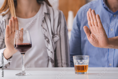 Fotomural Couple refusing to drink wine and whiskey. Concept of alcoholism