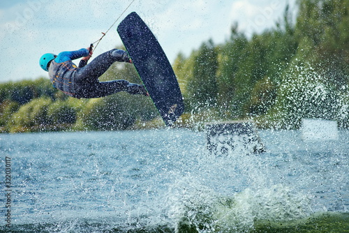 Dekoracja na wymiar  wakeboarder-robi-sztuczki-niski-kat-strzalu-czlowieka-wakeboarding-na-jeziorze