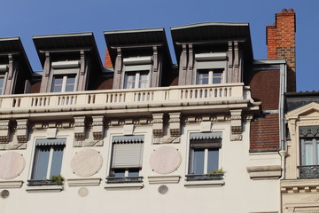 Façade d'immeuble typique lyonnais place Bellecour dans le 2 ème arrondissement - Ville de Lyon - Département du Rhône - France