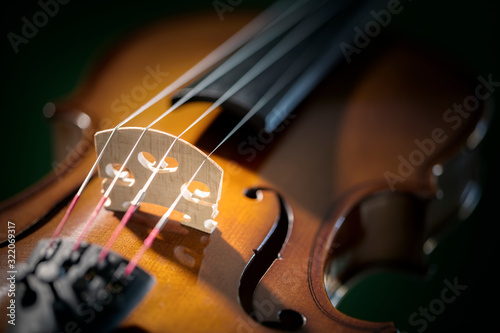 Dekoracja na wymiar  skrzypce-z-bliska-na-tle-mostu-i-strun
