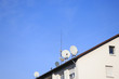 © Mr.Stock - Parabolspiegel und Fernsehantenne auf einem Hausdach