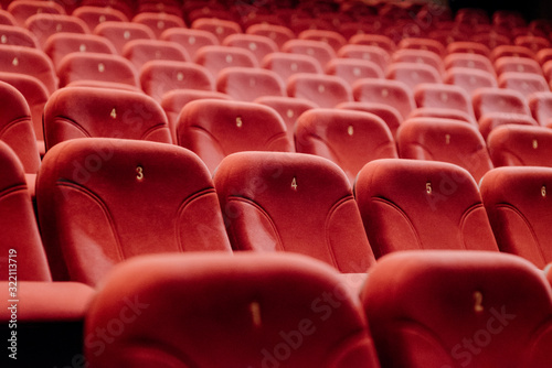 Fotografía empty theater chairs in the theater