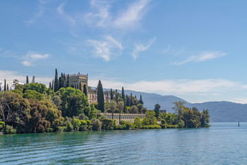 Wall Mural - Blick auf die Isola del Garda