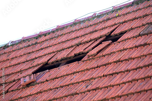 Fotomural Dachschaden nach Sturm. Kaputte Dachziegel auf einem Haus Dach