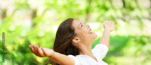 Fotografía Happy clean air Asian woman breathing in fresh outdoor nature forest panoramic banner for allergy free pollen allergies