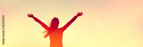 Fotografía Happy woman sihouette with arms raised up in success on sunset glow sunshine banner panorama