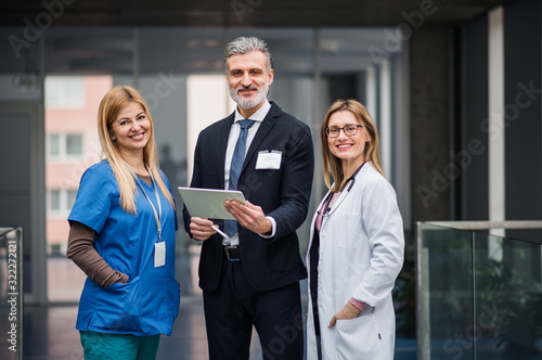 Fotomural Doctors with pharmaceutical manager standing in corridor.