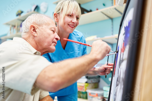Fotomural Senior man and therapist are painting together