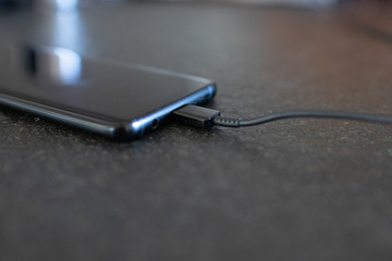 Smartphone in charge by cable usb-c