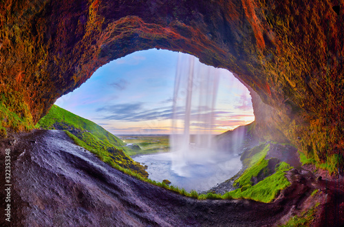 Dekoracja na wymiar  niesamowity-zachod-slonca-na-seljalandsfoss-jeden-z-najpiekniejszych-wodospadow-na-islandii-w-europie