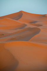  Maroc. Morocco. Merzouga. Dunes de sable dans le désert du Sahara. Sand dunes in the Sahara Desert.