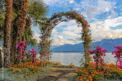 Fotomural Door made of plants and flowers next to Geneva Leman lake at Mon