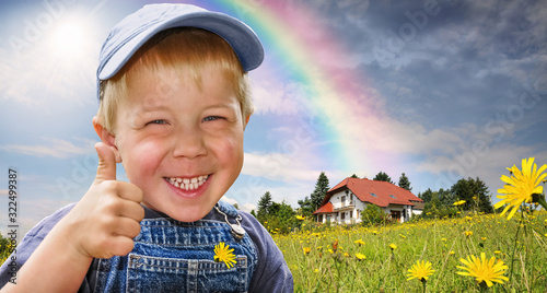 Fotografía Kind zeigt Daumen hoch als Symbol für Zustimmung für das Wohnen in und mit Natur