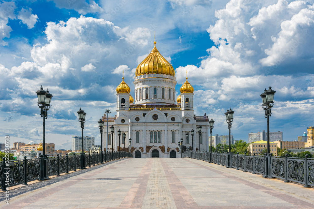 Cathedral of Christ the Saviour in Moscow, Russia. Sunny summer day - obrazy, fototapety, plakaty 