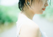 © Takahiro Sakai - 水辺の女性