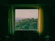 © Kenji Kitae - ホテルの窓からの借景