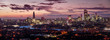 Weites Panorama der London Skyline am Abend mit rotem Himmel und den beleuchteten Wolkenkratzern der Stadt, Vereinigtes Königreich