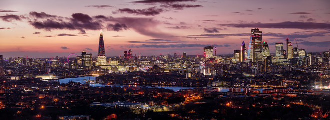 Fototapete - Weites Panorama der London Skyline am Abend mit rotem Himmel und den beleuchteten Wolkenkratzern der Stadt, Vereinigtes Königreich