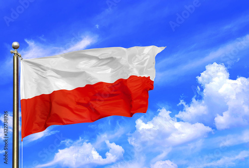 Dekoracja na wymiar  polska-czerwono-biale-paski-flaga-narodowa-macha-na-wietrze-na-pieknym-letnim-niebie