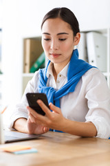 Poster - Attractive young asian businesswoman working in the office