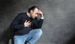 © Alfons Photographer - Uomo in preda ad un attacco di cuore - infarto