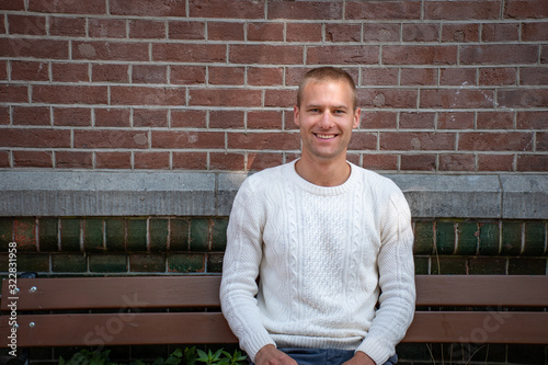 Cuadros en Lienzo Portrait beau gosse charmant jeune homme caucasian blond aux yeux bleu joyeux et