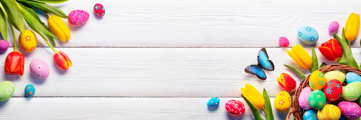  Wielkanoc - Jajka Malowane W Koszyku I Tulipanów Na Białej Desce