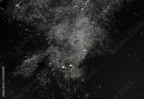 Fotografía Air bubbles in the water pattern or texture on black background