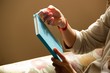 © Luciano Luppa - Mulher abrindo agenda - Woman opening diary