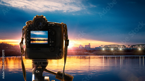 デジタルカメラで風景写真を撮影しているイメージビジュアル Adobe Stock でこのストック画像を購入して 類似の画像をさらに検索 Adobe Stock デジタルカメラで風景写真を撮影しているイメージビジュアル Adobe Stock でこのストック画像を購入して 類似の画像をさらに検索 Adobe Stock